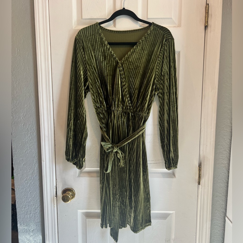 Green Velvet midi longsleeve dress
